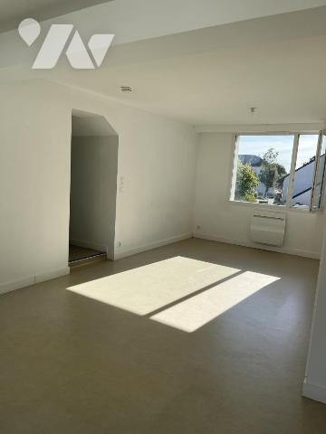 LA CHAPELLE-SUR-ERDRE. Plein centre dans petit immeuble. T2 de 61,70 m² au sol avec Parking. Libre