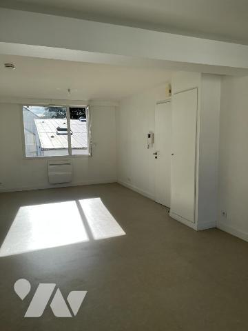 LA CHAPELLE-SUR-ERDRE. Plein centre dans petit immeuble. T2 de 61,70 m² au sol avec Parking. Libre