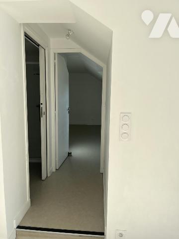 LA CHAPELLE-SUR-ERDRE. Plein centre dans petit immeuble. T2 de 61,70 m² au sol avec Parking. Libre