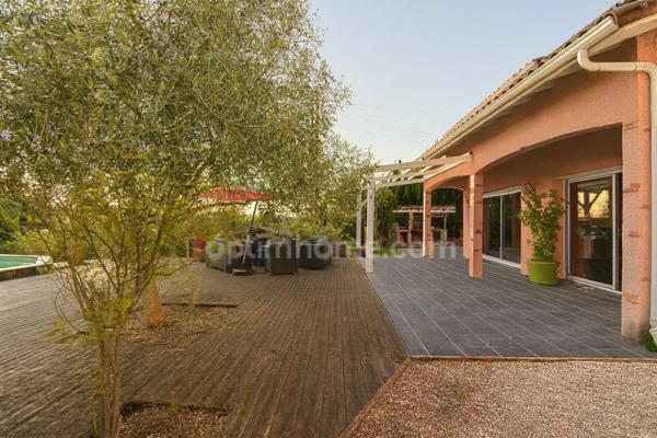 Maison familiale avec grand terrain, piscine et double garage – sur les hauteurs d’Auch