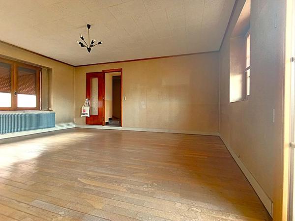 GRANDFONTAINE ? Magnifique Longère en pierre d'environ 210 m2 exploitables en plein coeur de village