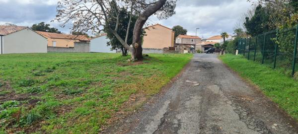 Terrain constructible, libre de constructeur, non viabilisé, Gorges 1161 M² avec 401 M² en zone Uc