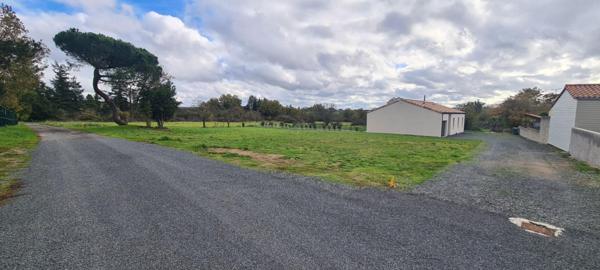 Terrain constructible, libre de constructeur, non viabilisé, Gorges 1161 M² avec 401 M² en zone Uc