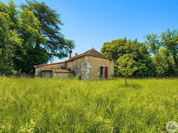 Maison à rénover avec dépendances.