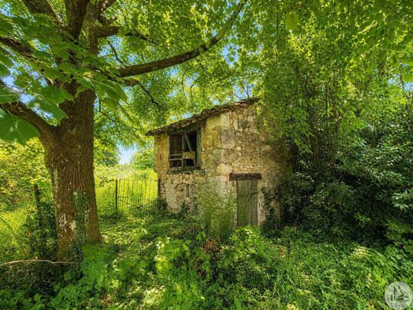 Maison à rénover avec dépendances.