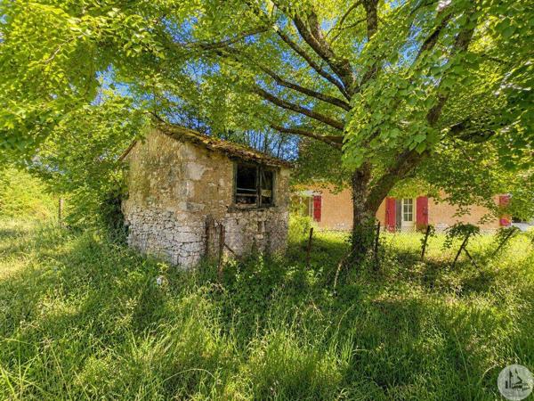 Maison à rénover avec dépendances.