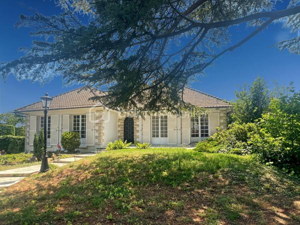 Dans un quartier calme de Bretigny-sur-Orge et à proximité des écoles, des commerces et des transports, cette maison d’architecte construite en 1970 développe 105 m² habitables sur un terrain de 1025 m².

Cette maison se distingue d’abord par sa conception : elle a été dessinée par un architecte et bénéficie d’une architecture caractéristique des constructions des années 1970, avec notamment de grandes baies vitrées qui apportent une lumière importante dans les pièces de vie.

Au rez-de-chaussée,
L’espace de vie comprend un double séjour avec sol en marbre, prolongé par de grandes baies vitrées donnant sur le jardin et la terrasse.

La partie nuit se compose de 3 chambres, toutes équipées d’un parquet en parfait état.

Une cuisine, une salle de bain et un WC indépendant complètent ce niveau.

Un sous-sol total qui ajoute de la surface utile, avec une pièce déjà aménagée pouvant être utilisée comme chambre supplémentaire, bureau, salle de sport, atelier ou pièce de loisirs. Une buanderie et une cuisine d'été.

Les combles semi-aménagés constituent un véritable potentiel supplémentaire et peuvent être exploités pour créer un nouvel espace de vie.

À l’extérieur
Le terrain de 1025 m² est arboré et dispose d'un espace extérieur suffisamment important pour différents usages.

Le garage double permet de stationner deux véhicules et offre également un espace de rangement.

Les + de cette maison:
Maison conçue par un architecte
Construction 1970
105 m² habitables
Terrain arboré de 1025 m²
3 chambres
Double séjour avec sol en marbre
Chambres avec parquet en parfait état
Grandes baies vitrées
Maison parfaitement entretenue et en excellent état
Sous-sol total
Pièces supplémentaires au sous-sol
Combles semi-aménagés
Garage 2 voitures
Quartier calme
Emplacement pratique au quotidien

Une maison familiale pleine de charme, lumineuse et parfaitement entretenue, offrant de beaux volumes et un potentiel d'évolution rare. À découvrir sans tarder.