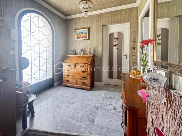 Dans un quartier calme de Bretigny-sur-Orge et à proximité des écoles, des commerces et des transports, cette maison d’architecte construite en 1970 développe 105 m² habitables sur un terrain de 1025 m².

Cette maison se distingue d’abord par sa conception : elle a été dessinée par un architecte et bénéficie d’une architecture caractéristique des constructions des années 1970, avec notamment de grandes baies vitrées qui apportent une lumière importante dans les pièces de vie.

Au rez-de-chaussée,
L’espace de vie comprend un double séjour avec sol en marbre, prolongé par de grandes baies vitrées donnant sur le jardin et la terrasse.

La partie nuit se compose de 3 chambres, toutes équipées d’un parquet en parfait état.

Une cuisine, une salle de bain et un WC indépendant complètent ce niveau.

Un sous-sol total qui ajoute de la surface utile, avec une pièce déjà aménagée pouvant être utilisée comme chambre supplémentaire, bureau, salle de sport, atelier ou pièce de loisirs. Une buanderie et une cuisine d'été.

Les combles semi-aménagés constituent un véritable potentiel supplémentaire et peuvent être exploités pour créer un nouvel espace de vie.

À l’extérieur
Le terrain de 1025 m² est arboré et dispose d'un espace extérieur suffisamment important pour différents usages.

Le garage double permet de stationner deux véhicules et offre également un espace de rangement.

Les + de cette maison:
Maison conçue par un architecte
Construction 1970
105 m² habitables
Terrain arboré de 1025 m²
3 chambres
Double séjour avec sol en marbre
Chambres avec parquet en parfait état
Grandes baies vitrées
Maison parfaitement entretenue et en excellent état
Sous-sol total
Pièces supplémentaires au sous-sol
Combles semi-aménagés
Garage 2 voitures
Quartier calme
Emplacement pratique au quotidien

Une maison familiale pleine de charme, lumineuse et parfaitement entretenue, offrant de beaux volumes et un potentiel d'évolution rare. À découvrir sans tarder.