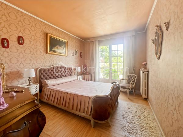 Dans un quartier calme de Bretigny-sur-Orge et à proximité des écoles, des commerces et des transports, cette maison d’architecte construite en 1970 développe 105 m² habitables sur un terrain de 1025 m².

Cette maison se distingue d’abord par sa conception : elle a été dessinée par un architecte et bénéficie d’une architecture caractéristique des constructions des années 1970, avec notamment de grandes baies vitrées qui apportent une lumière importante dans les pièces de vie.

Au rez-de-chaussée,
L’espace de vie comprend un double séjour avec sol en marbre, prolongé par de grandes baies vitrées donnant sur le jardin et la terrasse.

La partie nuit se compose de 3 chambres, toutes équipées d’un parquet en parfait état.

Une cuisine, une salle de bain et un WC indépendant complètent ce niveau.

Un sous-sol total qui ajoute de la surface utile, avec une pièce déjà aménagée pouvant être utilisée comme chambre supplémentaire, bureau, salle de sport, atelier ou pièce de loisirs. Une buanderie et une cuisine d'été.

Les combles semi-aménagés constituent un véritable potentiel supplémentaire et peuvent être exploités pour créer un nouvel espace de vie.

À l’extérieur
Le terrain de 1025 m² est arboré et dispose d'un espace extérieur suffisamment important pour différents usages.

Le garage double permet de stationner deux véhicules et offre également un espace de rangement.

Les + de cette maison:
Maison conçue par un architecte
Construction 1970
105 m² habitables
Terrain arboré de 1025 m²
3 chambres
Double séjour avec sol en marbre
Chambres avec parquet en parfait état
Grandes baies vitrées
Maison parfaitement entretenue et en excellent état
Sous-sol total
Pièces supplémentaires au sous-sol
Combles semi-aménagés
Garage 2 voitures
Quartier calme
Emplacement pratique au quotidien

Une maison familiale pleine de charme, lumineuse et parfaitement entretenue, offrant de beaux volumes et un potentiel d'évolution rare. À découvrir sans tarder.
