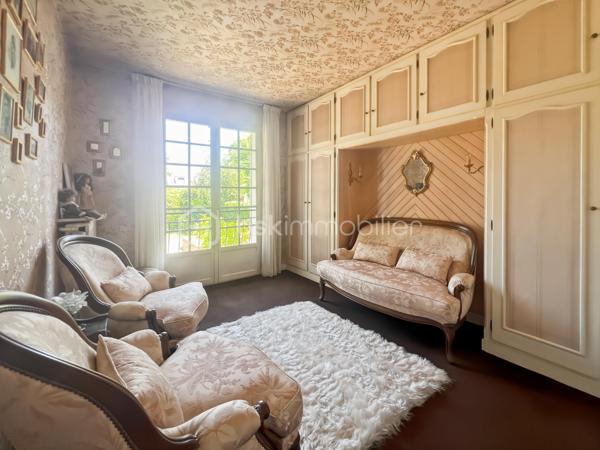 Dans un quartier calme de Bretigny-sur-Orge et à proximité des écoles, des commerces et des transports, cette maison d’architecte construite en 1970 développe 105 m² habitables sur un terrain de 1025 m².

Cette maison se distingue d’abord par sa conception : elle a été dessinée par un architecte et bénéficie d’une architecture caractéristique des constructions des années 1970, avec notamment de grandes baies vitrées qui apportent une lumière importante dans les pièces de vie.

Au rez-de-chaussée,
L’espace de vie comprend un double séjour avec sol en marbre, prolongé par de grandes baies vitrées donnant sur le jardin et la terrasse.

La partie nuit se compose de 3 chambres, toutes équipées d’un parquet en parfait état.

Une cuisine, une salle de bain et un WC indépendant complètent ce niveau.

Un sous-sol total qui ajoute de la surface utile, avec une pièce déjà aménagée pouvant être utilisée comme chambre supplémentaire, bureau, salle de sport, atelier ou pièce de loisirs. Une buanderie et une cuisine d'été.

Les combles semi-aménagés constituent un véritable potentiel supplémentaire et peuvent être exploités pour créer un nouvel espace de vie.

À l’extérieur
Le terrain de 1025 m² est arboré et dispose d'un espace extérieur suffisamment important pour différents usages.

Le garage double permet de stationner deux véhicules et offre également un espace de rangement.

Les + de cette maison:
Maison conçue par un architecte
Construction 1970
105 m² habitables
Terrain arboré de 1025 m²
3 chambres
Double séjour avec sol en marbre
Chambres avec parquet en parfait état
Grandes baies vitrées
Maison parfaitement entretenue et en excellent état
Sous-sol total
Pièces supplémentaires au sous-sol
Combles semi-aménagés
Garage 2 voitures
Quartier calme
Emplacement pratique au quotidien

Une maison familiale pleine de charme, lumineuse et parfaitement entretenue, offrant de beaux volumes et un potentiel d'évolution rare. À découvrir sans tarder.