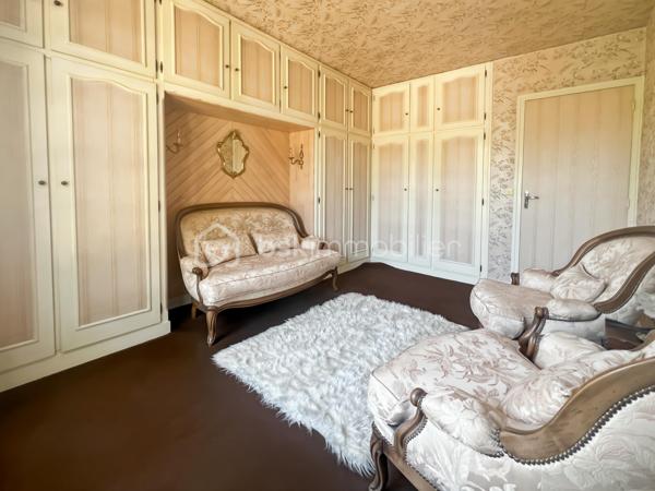 Dans un quartier calme de Bretigny-sur-Orge et à proximité des écoles, des commerces et des transports, cette maison d’architecte construite en 1970 développe 105 m² habitables sur un terrain de 1025 m².

Cette maison se distingue d’abord par sa conception : elle a été dessinée par un architecte et bénéficie d’une architecture caractéristique des constructions des années 1970, avec notamment de grandes baies vitrées qui apportent une lumière importante dans les pièces de vie.

Au rez-de-chaussée,
L’espace de vie comprend un double séjour avec sol en marbre, prolongé par de grandes baies vitrées donnant sur le jardin et la terrasse.

La partie nuit se compose de 3 chambres, toutes équipées d’un parquet en parfait état.

Une cuisine, une salle de bain et un WC indépendant complètent ce niveau.

Un sous-sol total qui ajoute de la surface utile, avec une pièce déjà aménagée pouvant être utilisée comme chambre supplémentaire, bureau, salle de sport, atelier ou pièce de loisirs. Une buanderie et une cuisine d'été.

Les combles semi-aménagés constituent un véritable potentiel supplémentaire et peuvent être exploités pour créer un nouvel espace de vie.

À l’extérieur
Le terrain de 1025 m² est arboré et dispose d'un espace extérieur suffisamment important pour différents usages.

Le garage double permet de stationner deux véhicules et offre également un espace de rangement.

Les + de cette maison:
Maison conçue par un architecte
Construction 1970
105 m² habitables
Terrain arboré de 1025 m²
3 chambres
Double séjour avec sol en marbre
Chambres avec parquet en parfait état
Grandes baies vitrées
Maison parfaitement entretenue et en excellent état
Sous-sol total
Pièces supplémentaires au sous-sol
Combles semi-aménagés
Garage 2 voitures
Quartier calme
Emplacement pratique au quotidien

Une maison familiale pleine de charme, lumineuse et parfaitement entretenue, offrant de beaux volumes et un potentiel d'évolution rare. À découvrir sans tarder.
