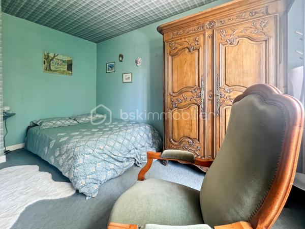 Dans un quartier calme de Bretigny-sur-Orge et à proximité des écoles, des commerces et des transports, cette maison d’architecte construite en 1970 développe 105 m² habitables sur un terrain de 1025 m².

Cette maison se distingue d’abord par sa conception : elle a été dessinée par un architecte et bénéficie d’une architecture caractéristique des constructions des années 1970, avec notamment de grandes baies vitrées qui apportent une lumière importante dans les pièces de vie.

Au rez-de-chaussée,
L’espace de vie comprend un double séjour avec sol en marbre, prolongé par de grandes baies vitrées donnant sur le jardin et la terrasse.

La partie nuit se compose de 3 chambres, toutes équipées d’un parquet en parfait état.

Une cuisine, une salle de bain et un WC indépendant complètent ce niveau.

Un sous-sol total qui ajoute de la surface utile, avec une pièce déjà aménagée pouvant être utilisée comme chambre supplémentaire, bureau, salle de sport, atelier ou pièce de loisirs. Une buanderie et une cuisine d'été.

Les combles semi-aménagés constituent un véritable potentiel supplémentaire et peuvent être exploités pour créer un nouvel espace de vie.

À l’extérieur
Le terrain de 1025 m² est arboré et dispose d'un espace extérieur suffisamment important pour différents usages.

Le garage double permet de stationner deux véhicules et offre également un espace de rangement.

Les + de cette maison:
Maison conçue par un architecte
Construction 1970
105 m² habitables
Terrain arboré de 1025 m²
3 chambres
Double séjour avec sol en marbre
Chambres avec parquet en parfait état
Grandes baies vitrées
Maison parfaitement entretenue et en excellent état
Sous-sol total
Pièces supplémentaires au sous-sol
Combles semi-aménagés
Garage 2 voitures
Quartier calme
Emplacement pratique au quotidien

Une maison familiale pleine de charme, lumineuse et parfaitement entretenue, offrant de beaux volumes et un potentiel d'évolution rare. À découvrir sans tarder.