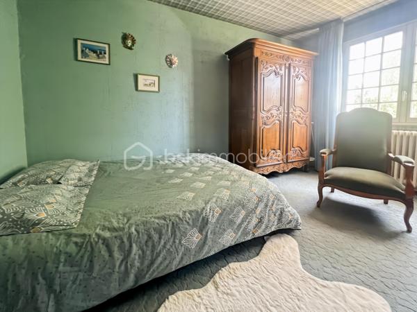 Dans un quartier calme de Bretigny-sur-Orge et à proximité des écoles, des commerces et des transports, cette maison d’architecte construite en 1970 développe 105 m² habitables sur un terrain de 1025 m².

Cette maison se distingue d’abord par sa conception : elle a été dessinée par un architecte et bénéficie d’une architecture caractéristique des constructions des années 1970, avec notamment de grandes baies vitrées qui apportent une lumière importante dans les pièces de vie.

Au rez-de-chaussée,
L’espace de vie comprend un double séjour avec sol en marbre, prolongé par de grandes baies vitrées donnant sur le jardin et la terrasse.

La partie nuit se compose de 3 chambres, toutes équipées d’un parquet en parfait état.

Une cuisine, une salle de bain et un WC indépendant complètent ce niveau.

Un sous-sol total qui ajoute de la surface utile, avec une pièce déjà aménagée pouvant être utilisée comme chambre supplémentaire, bureau, salle de sport, atelier ou pièce de loisirs. Une buanderie et une cuisine d'été.

Les combles semi-aménagés constituent un véritable potentiel supplémentaire et peuvent être exploités pour créer un nouvel espace de vie.

À l’extérieur
Le terrain de 1025 m² est arboré et dispose d'un espace extérieur suffisamment important pour différents usages.

Le garage double permet de stationner deux véhicules et offre également un espace de rangement.

Les + de cette maison:
Maison conçue par un architecte
Construction 1970
105 m² habitables
Terrain arboré de 1025 m²
3 chambres
Double séjour avec sol en marbre
Chambres avec parquet en parfait état
Grandes baies vitrées
Maison parfaitement entretenue et en excellent état
Sous-sol total
Pièces supplémentaires au sous-sol
Combles semi-aménagés
Garage 2 voitures
Quartier calme
Emplacement pratique au quotidien

Une maison familiale pleine de charme, lumineuse et parfaitement entretenue, offrant de beaux volumes et un potentiel d'évolution rare. À découvrir sans tarder.
