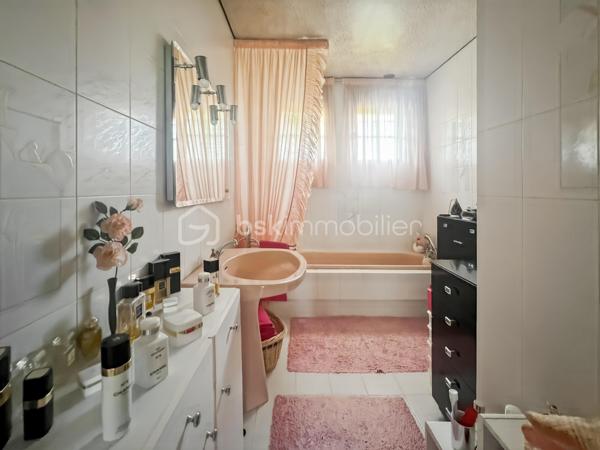 Dans un quartier calme de Bretigny-sur-Orge et à proximité des écoles, des commerces et des transports, cette maison d’architecte construite en 1970 développe 105 m² habitables sur un terrain de 1025 m².

Cette maison se distingue d’abord par sa conception : elle a été dessinée par un architecte et bénéficie d’une architecture caractéristique des constructions des années 1970, avec notamment de grandes baies vitrées qui apportent une lumière importante dans les pièces de vie.

Au rez-de-chaussée,
L’espace de vie comprend un double séjour avec sol en marbre, prolongé par de grandes baies vitrées donnant sur le jardin et la terrasse.

La partie nuit se compose de 3 chambres, toutes équipées d’un parquet en parfait état.

Une cuisine, une salle de bain et un WC indépendant complètent ce niveau.

Un sous-sol total qui ajoute de la surface utile, avec une pièce déjà aménagée pouvant être utilisée comme chambre supplémentaire, bureau, salle de sport, atelier ou pièce de loisirs. Une buanderie et une cuisine d'été.

Les combles semi-aménagés constituent un véritable potentiel supplémentaire et peuvent être exploités pour créer un nouvel espace de vie.

À l’extérieur
Le terrain de 1025 m² est arboré et dispose d'un espace extérieur suffisamment important pour différents usages.

Le garage double permet de stationner deux véhicules et offre également un espace de rangement.

Les + de cette maison:
Maison conçue par un architecte
Construction 1970
105 m² habitables
Terrain arboré de 1025 m²
3 chambres
Double séjour avec sol en marbre
Chambres avec parquet en parfait état
Grandes baies vitrées
Maison parfaitement entretenue et en excellent état
Sous-sol total
Pièces supplémentaires au sous-sol
Combles semi-aménagés
Garage 2 voitures
Quartier calme
Emplacement pratique au quotidien

Une maison familiale pleine de charme, lumineuse et parfaitement entretenue, offrant de beaux volumes et un potentiel d'évolution rare. À découvrir sans tarder.