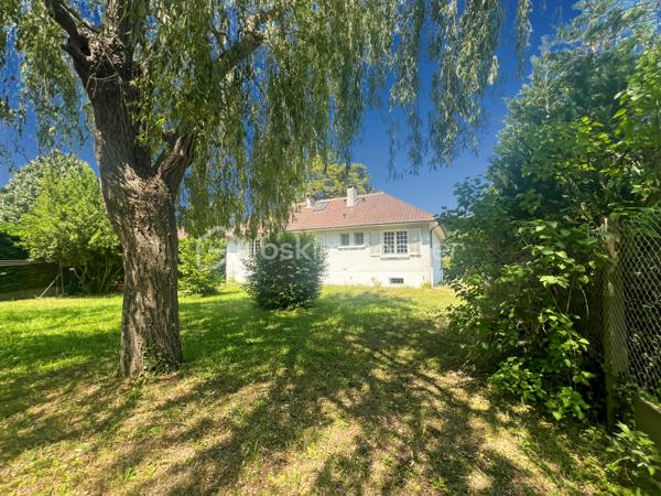 Dans un quartier calme de Bretigny-sur-Orge et à proximité des écoles, des commerces et des transports, cette maison d’architecte construite en 1970 développe 105 m² habitables sur un terrain de 1025 m².

Cette maison se distingue d’abord par sa conception : elle a été dessinée par un architecte et bénéficie d’une architecture caractéristique des constructions des années 1970, avec notamment de grandes baies vitrées qui apportent une lumière importante dans les pièces de vie.

Au rez-de-chaussée,
L’espace de vie comprend un double séjour avec sol en marbre, prolongé par de grandes baies vitrées donnant sur le jardin et la terrasse.

La partie nuit se compose de 3 chambres, toutes équipées d’un parquet en parfait état.

Une cuisine, une salle de bain et un WC indépendant complètent ce niveau.

Un sous-sol total qui ajoute de la surface utile, avec une pièce déjà aménagée pouvant être utilisée comme chambre supplémentaire, bureau, salle de sport, atelier ou pièce de loisirs. Une buanderie et une cuisine d'été.

Les combles semi-aménagés constituent un véritable potentiel supplémentaire et peuvent être exploités pour créer un nouvel espace de vie.

À l’extérieur
Le terrain de 1025 m² est arboré et dispose d'un espace extérieur suffisamment important pour différents usages.

Le garage double permet de stationner deux véhicules et offre également un espace de rangement.

Les + de cette maison:
Maison conçue par un architecte
Construction 1970
105 m² habitables
Terrain arboré de 1025 m²
3 chambres
Double séjour avec sol en marbre
Chambres avec parquet en parfait état
Grandes baies vitrées
Maison parfaitement entretenue et en excellent état
Sous-sol total
Pièces supplémentaires au sous-sol
Combles semi-aménagés
Garage 2 voitures
Quartier calme
Emplacement pratique au quotidien

Une maison familiale pleine de charme, lumineuse et parfaitement entretenue, offrant de beaux volumes et un potentiel d'évolution rare. À découvrir sans tarder.