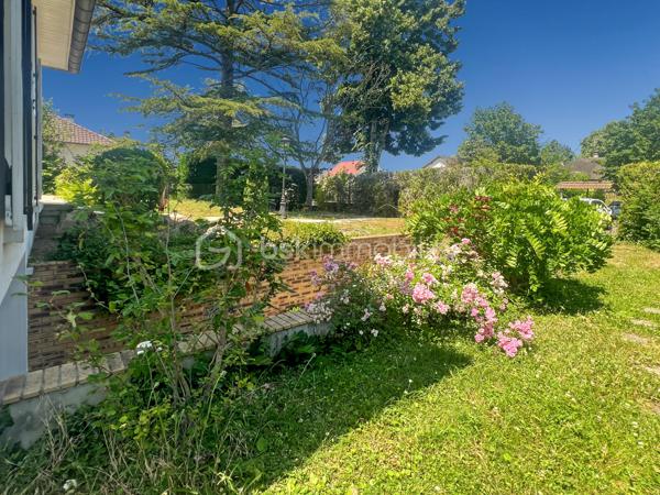 Dans un quartier calme de Bretigny-sur-Orge et à proximité des écoles, des commerces et des transports, cette maison d’architecte construite en 1970 développe 105 m² habitables sur un terrain de 1025 m².

Cette maison se distingue d’abord par sa conception : elle a été dessinée par un architecte et bénéficie d’une architecture caractéristique des constructions des années 1970, avec notamment de grandes baies vitrées qui apportent une lumière importante dans les pièces de vie.

Au rez-de-chaussée,
L’espace de vie comprend un double séjour avec sol en marbre, prolongé par de grandes baies vitrées donnant sur le jardin et la terrasse.

La partie nuit se compose de 3 chambres, toutes équipées d’un parquet en parfait état.

Une cuisine, une salle de bain et un WC indépendant complètent ce niveau.

Un sous-sol total qui ajoute de la surface utile, avec une pièce déjà aménagée pouvant être utilisée comme chambre supplémentaire, bureau, salle de sport, atelier ou pièce de loisirs. Une buanderie et une cuisine d'été.

Les combles semi-aménagés constituent un véritable potentiel supplémentaire et peuvent être exploités pour créer un nouvel espace de vie.

À l’extérieur
Le terrain de 1025 m² est arboré et dispose d'un espace extérieur suffisamment important pour différents usages.

Le garage double permet de stationner deux véhicules et offre également un espace de rangement.

Les + de cette maison:
Maison conçue par un architecte
Construction 1970
105 m² habitables
Terrain arboré de 1025 m²
3 chambres
Double séjour avec sol en marbre
Chambres avec parquet en parfait état
Grandes baies vitrées
Maison parfaitement entretenue et en excellent état
Sous-sol total
Pièces supplémentaires au sous-sol
Combles semi-aménagés
Garage 2 voitures
Quartier calme
Emplacement pratique au quotidien

Une maison familiale pleine de charme, lumineuse et parfaitement entretenue, offrant de beaux volumes et un potentiel d'évolution rare. À découvrir sans tarder.