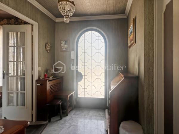 Dans un quartier calme de Bretigny-sur-Orge et à proximité des écoles, des commerces et des transports, cette maison d’architecte construite en 1970 développe 105 m² habitables sur un terrain de 1025 m².

Cette maison se distingue d’abord par sa conception : elle a été dessinée par un architecte et bénéficie d’une architecture caractéristique des constructions des années 1970, avec notamment de grandes baies vitrées qui apportent une lumière importante dans les pièces de vie.

Au rez-de-chaussée,
L’espace de vie comprend un double séjour avec sol en marbre, prolongé par de grandes baies vitrées donnant sur le jardin et la terrasse.

La partie nuit se compose de 3 chambres, toutes équipées d’un parquet en parfait état.

Une cuisine, une salle de bain et un WC indépendant complètent ce niveau.

Un sous-sol total qui ajoute de la surface utile, avec une pièce déjà aménagée pouvant être utilisée comme chambre supplémentaire, bureau, salle de sport, atelier ou pièce de loisirs. Une buanderie et une cuisine d'été.

Les combles semi-aménagés constituent un véritable potentiel supplémentaire et peuvent être exploités pour créer un nouvel espace de vie.

À l’extérieur
Le terrain de 1025 m² est arboré et dispose d'un espace extérieur suffisamment important pour différents usages.

Le garage double permet de stationner deux véhicules et offre également un espace de rangement.

Les + de cette maison:
Maison conçue par un architecte
Construction 1970
105 m² habitables
Terrain arboré de 1025 m²
3 chambres
Double séjour avec sol en marbre
Chambres avec parquet en parfait état
Grandes baies vitrées
Maison parfaitement entretenue et en excellent état
Sous-sol total
Pièces supplémentaires au sous-sol
Combles semi-aménagés
Garage 2 voitures
Quartier calme
Emplacement pratique au quotidien

Une maison familiale pleine de charme, lumineuse et parfaitement entretenue, offrant de beaux volumes et un potentiel d'évolution rare. À découvrir sans tarder.