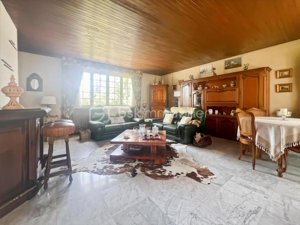 Dans un quartier calme de Bretigny-sur-Orge et à proximité des écoles, des commerces et des transports, cette maison d’architecte construite en 1970 développe 105 m² habitables sur un terrain de 1025 m².

Cette maison se distingue d’abord par sa conception : elle a été dessinée par un architecte et bénéficie d’une architecture caractéristique des constructions des années 1970, avec notamment de grandes baies vitrées qui apportent une lumière importante dans les pièces de vie.

Au rez-de-chaussée,
L’espace de vie comprend un double séjour avec sol en marbre, prolongé par de grandes baies vitrées donnant sur le jardin et la terrasse.

La partie nuit se compose de 3 chambres, toutes équipées d’un parquet en parfait état.

Une cuisine, une salle de bain et un WC indépendant complètent ce niveau.

Un sous-sol total qui ajoute de la surface utile, avec une pièce déjà aménagée pouvant être utilisée comme chambre supplémentaire, bureau, salle de sport, atelier ou pièce de loisirs. Une buanderie et une cuisine d'été.

Les combles semi-aménagés constituent un véritable potentiel supplémentaire et peuvent être exploités pour créer un nouvel espace de vie.

À l’extérieur
Le terrain de 1025 m² est arboré et dispose d'un espace extérieur suffisamment important pour différents usages.

Le garage double permet de stationner deux véhicules et offre également un espace de rangement.

Les + de cette maison:
Maison conçue par un architecte
Construction 1970
105 m² habitables
Terrain arboré de 1025 m²
3 chambres
Double séjour avec sol en marbre
Chambres avec parquet en parfait état
Grandes baies vitrées
Maison parfaitement entretenue et en excellent état
Sous-sol total
Pièces supplémentaires au sous-sol
Combles semi-aménagés
Garage 2 voitures
Quartier calme
Emplacement pratique au quotidien

Une maison familiale pleine de charme, lumineuse et parfaitement entretenue, offrant de beaux volumes et un potentiel d'évolution rare. À découvrir sans tarder.