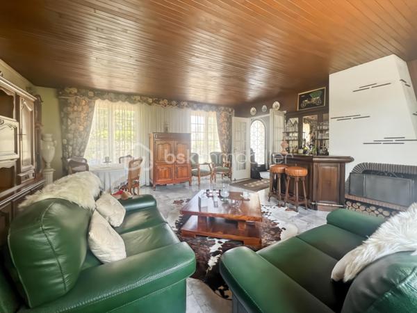 Dans un quartier calme de Bretigny-sur-Orge et à proximité des écoles, des commerces et des transports, cette maison d’architecte construite en 1970 développe 105 m² habitables sur un terrain de 1025 m².

Cette maison se distingue d’abord par sa conception : elle a été dessinée par un architecte et bénéficie d’une architecture caractéristique des constructions des années 1970, avec notamment de grandes baies vitrées qui apportent une lumière importante dans les pièces de vie.

Au rez-de-chaussée,
L’espace de vie comprend un double séjour avec sol en marbre, prolongé par de grandes baies vitrées donnant sur le jardin et la terrasse.

La partie nuit se compose de 3 chambres, toutes équipées d’un parquet en parfait état.

Une cuisine, une salle de bain et un WC indépendant complètent ce niveau.

Un sous-sol total qui ajoute de la surface utile, avec une pièce déjà aménagée pouvant être utilisée comme chambre supplémentaire, bureau, salle de sport, atelier ou pièce de loisirs. Une buanderie et une cuisine d'été.

Les combles semi-aménagés constituent un véritable potentiel supplémentaire et peuvent être exploités pour créer un nouvel espace de vie.

À l’extérieur
Le terrain de 1025 m² est arboré et dispose d'un espace extérieur suffisamment important pour différents usages.

Le garage double permet de stationner deux véhicules et offre également un espace de rangement.

Les + de cette maison:
Maison conçue par un architecte
Construction 1970
105 m² habitables
Terrain arboré de 1025 m²
3 chambres
Double séjour avec sol en marbre
Chambres avec parquet en parfait état
Grandes baies vitrées
Maison parfaitement entretenue et en excellent état
Sous-sol total
Pièces supplémentaires au sous-sol
Combles semi-aménagés
Garage 2 voitures
Quartier calme
Emplacement pratique au quotidien

Une maison familiale pleine de charme, lumineuse et parfaitement entretenue, offrant de beaux volumes et un potentiel d'évolution rare. À découvrir sans tarder.