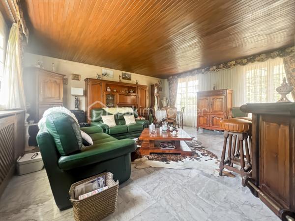 Dans un quartier calme de Bretigny-sur-Orge et à proximité des écoles, des commerces et des transports, cette maison d’architecte construite en 1970 développe 105 m² habitables sur un terrain de 1025 m².

Cette maison se distingue d’abord par sa conception : elle a été dessinée par un architecte et bénéficie d’une architecture caractéristique des constructions des années 1970, avec notamment de grandes baies vitrées qui apportent une lumière importante dans les pièces de vie.

Au rez-de-chaussée,
L’espace de vie comprend un double séjour avec sol en marbre, prolongé par de grandes baies vitrées donnant sur le jardin et la terrasse.

La partie nuit se compose de 3 chambres, toutes équipées d’un parquet en parfait état.

Une cuisine, une salle de bain et un WC indépendant complètent ce niveau.

Un sous-sol total qui ajoute de la surface utile, avec une pièce déjà aménagée pouvant être utilisée comme chambre supplémentaire, bureau, salle de sport, atelier ou pièce de loisirs. Une buanderie et une cuisine d'été.

Les combles semi-aménagés constituent un véritable potentiel supplémentaire et peuvent être exploités pour créer un nouvel espace de vie.

À l’extérieur
Le terrain de 1025 m² est arboré et dispose d'un espace extérieur suffisamment important pour différents usages.

Le garage double permet de stationner deux véhicules et offre également un espace de rangement.

Les + de cette maison:
Maison conçue par un architecte
Construction 1970
105 m² habitables
Terrain arboré de 1025 m²
3 chambres
Double séjour avec sol en marbre
Chambres avec parquet en parfait état
Grandes baies vitrées
Maison parfaitement entretenue et en excellent état
Sous-sol total
Pièces supplémentaires au sous-sol
Combles semi-aménagés
Garage 2 voitures
Quartier calme
Emplacement pratique au quotidien

Une maison familiale pleine de charme, lumineuse et parfaitement entretenue, offrant de beaux volumes et un potentiel d'évolution rare. À découvrir sans tarder.
