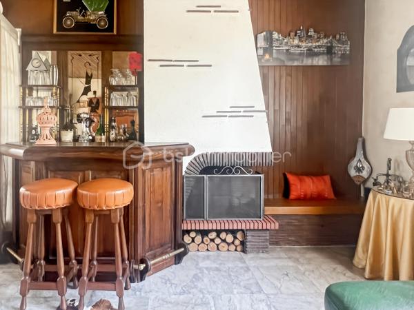 Dans un quartier calme de Bretigny-sur-Orge et à proximité des écoles, des commerces et des transports, cette maison d’architecte construite en 1970 développe 105 m² habitables sur un terrain de 1025 m².

Cette maison se distingue d’abord par sa conception : elle a été dessinée par un architecte et bénéficie d’une architecture caractéristique des constructions des années 1970, avec notamment de grandes baies vitrées qui apportent une lumière importante dans les pièces de vie.

Au rez-de-chaussée,
L’espace de vie comprend un double séjour avec sol en marbre, prolongé par de grandes baies vitrées donnant sur le jardin et la terrasse.

La partie nuit se compose de 3 chambres, toutes équipées d’un parquet en parfait état.

Une cuisine, une salle de bain et un WC indépendant complètent ce niveau.

Un sous-sol total qui ajoute de la surface utile, avec une pièce déjà aménagée pouvant être utilisée comme chambre supplémentaire, bureau, salle de sport, atelier ou pièce de loisirs. Une buanderie et une cuisine d'été.

Les combles semi-aménagés constituent un véritable potentiel supplémentaire et peuvent être exploités pour créer un nouvel espace de vie.

À l’extérieur
Le terrain de 1025 m² est arboré et dispose d'un espace extérieur suffisamment important pour différents usages.

Le garage double permet de stationner deux véhicules et offre également un espace de rangement.

Les + de cette maison:
Maison conçue par un architecte
Construction 1970
105 m² habitables
Terrain arboré de 1025 m²
3 chambres
Double séjour avec sol en marbre
Chambres avec parquet en parfait état
Grandes baies vitrées
Maison parfaitement entretenue et en excellent état
Sous-sol total
Pièces supplémentaires au sous-sol
Combles semi-aménagés
Garage 2 voitures
Quartier calme
Emplacement pratique au quotidien

Une maison familiale pleine de charme, lumineuse et parfaitement entretenue, offrant de beaux volumes et un potentiel d'évolution rare. À découvrir sans tarder.