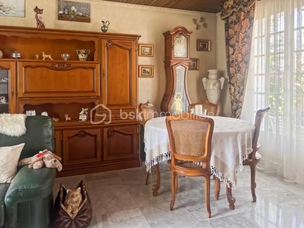 Dans un quartier calme de Bretigny-sur-Orge et à proximité des écoles, des commerces et des transports, cette maison d’architecte construite en 1970 développe 105 m² habitables sur un terrain de 1025 m².

Cette maison se distingue d’abord par sa conception : elle a été dessinée par un architecte et bénéficie d’une architecture caractéristique des constructions des années 1970, avec notamment de grandes baies vitrées qui apportent une lumière importante dans les pièces de vie.

Au rez-de-chaussée,
L’espace de vie comprend un double séjour avec sol en marbre, prolongé par de grandes baies vitrées donnant sur le jardin et la terrasse.

La partie nuit se compose de 3 chambres, toutes équipées d’un parquet en parfait état.

Une cuisine, une salle de bain et un WC indépendant complètent ce niveau.

Un sous-sol total qui ajoute de la surface utile, avec une pièce déjà aménagée pouvant être utilisée comme chambre supplémentaire, bureau, salle de sport, atelier ou pièce de loisirs. Une buanderie et une cuisine d'été.

Les combles semi-aménagés constituent un véritable potentiel supplémentaire et peuvent être exploités pour créer un nouvel espace de vie.

À l’extérieur
Le terrain de 1025 m² est arboré et dispose d'un espace extérieur suffisamment important pour différents usages.

Le garage double permet de stationner deux véhicules et offre également un espace de rangement.

Les + de cette maison:
Maison conçue par un architecte
Construction 1970
105 m² habitables
Terrain arboré de 1025 m²
3 chambres
Double séjour avec sol en marbre
Chambres avec parquet en parfait état
Grandes baies vitrées
Maison parfaitement entretenue et en excellent état
Sous-sol total
Pièces supplémentaires au sous-sol
Combles semi-aménagés
Garage 2 voitures
Quartier calme
Emplacement pratique au quotidien

Une maison familiale pleine de charme, lumineuse et parfaitement entretenue, offrant de beaux volumes et un potentiel d'évolution rare. À découvrir sans tarder.