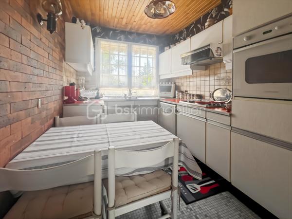 Dans un quartier calme de Bretigny-sur-Orge et à proximité des écoles, des commerces et des transports, cette maison d’architecte construite en 1970 développe 105 m² habitables sur un terrain de 1025 m².

Cette maison se distingue d’abord par sa conception : elle a été dessinée par un architecte et bénéficie d’une architecture caractéristique des constructions des années 1970, avec notamment de grandes baies vitrées qui apportent une lumière importante dans les pièces de vie.

Au rez-de-chaussée,
L’espace de vie comprend un double séjour avec sol en marbre, prolongé par de grandes baies vitrées donnant sur le jardin et la terrasse.

La partie nuit se compose de 3 chambres, toutes équipées d’un parquet en parfait état.

Une cuisine, une salle de bain et un WC indépendant complètent ce niveau.

Un sous-sol total qui ajoute de la surface utile, avec une pièce déjà aménagée pouvant être utilisée comme chambre supplémentaire, bureau, salle de sport, atelier ou pièce de loisirs. Une buanderie et une cuisine d'été.

Les combles semi-aménagés constituent un véritable potentiel supplémentaire et peuvent être exploités pour créer un nouvel espace de vie.

À l’extérieur
Le terrain de 1025 m² est arboré et dispose d'un espace extérieur suffisamment important pour différents usages.

Le garage double permet de stationner deux véhicules et offre également un espace de rangement.

Les + de cette maison:
Maison conçue par un architecte
Construction 1970
105 m² habitables
Terrain arboré de 1025 m²
3 chambres
Double séjour avec sol en marbre
Chambres avec parquet en parfait état
Grandes baies vitrées
Maison parfaitement entretenue et en excellent état
Sous-sol total
Pièces supplémentaires au sous-sol
Combles semi-aménagés
Garage 2 voitures
Quartier calme
Emplacement pratique au quotidien

Une maison familiale pleine de charme, lumineuse et parfaitement entretenue, offrant de beaux volumes et un potentiel d'évolution rare. À découvrir sans tarder.