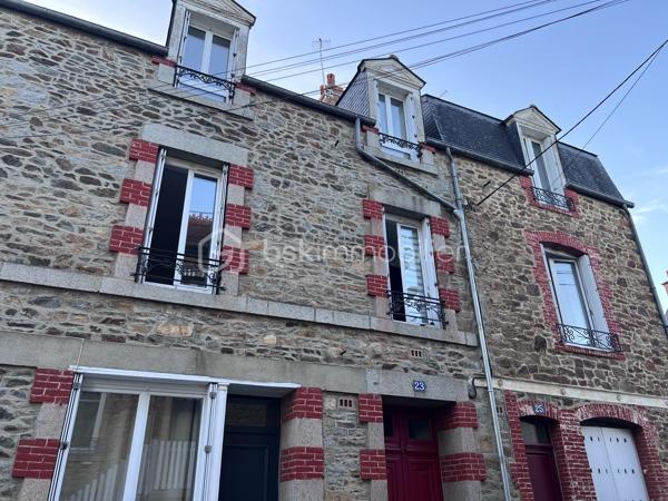 🔑 À VENDRE – Spacieux  T4 de 88,15 m² – Fougères
Découvrez cet appartement T4 idéalement agencé de 88,15 m², situé au 1er étage d'une petite copropriété calme de seulement 4 lots, au cœur du quartier prisé et paisible de Bonabry.
Un bien chaleureux, parfait pour une résidence principale ou un investissement pérenne (locataire déjà en place avec loyer de 705€ / mois hors charges avec bail courant jusqu'au 02/05/2028), bénéficiant de très nombreux travaux récents pour une sérénité absolue !
✨ Agencement & Prestations :
•	Entrée / Couloir : 6 m² desservant parfaitement l'ensemble des pièces.
•	Pièce de vie / Salon-Séjour : Belle pièce lumineuse de 18 m² avec cheminée.
•	Cuisine équipée : 11 m² avec four et plaque électrique 4 foyers. (Potentiel d'ouverture sur le séjour pour créer un grand espace de vie traversant !)
•	Trois belles chambres :
o	Chambre 1 (16 m²) : Belle vue sur jardin et église.
o	Chambre 2 (14,5 m²) : Avec placard intégré, même vue dégagée.
o	Chambre 3 (13,5 m²) : Vue rue sans vis-à-vis direct (avec cheminée).
•	Salle de bain : 5 m² avec baignoire et placard de rangement.
•	WC séparés : 2 m².
•	Annexes & Équipements : Fibre optique installée et cave commune.
🛠️ Des rénovations majeures déjà réalisées (2025 - 2026) :
Aucun gros travail à prévoir, la copropriété et le logement ont été soigneusement entretenus :
•	Isolation & Chauffage : Fenêtres en double vitrage neuves (2025), robinets thermostatiques pour une régulation optimale (2025), chaudière gaz entretenue régulièrement (entretien 2026 effectué).
•	Conformité & Réseaux : Électricité remise aux normes avec compteur neuf (2025), compteur d'eau individuel installé (2025).
•	Copropriété & Sécurité : Parties communes refaites à neuf (2025), garde-corps modifiés et mis aux normes (2025), peintures récentes (2025).
📍 Localisation :
Situé dans le quartier calme et résidentiel de Bonabry à Fougères, cet appartement vous permettra de profiter d'un cadre de vie agréable, proche des commerces, écoles et transports.
📲 Pour plus de renseignements, obtenir des photos complémentaires ou planifier une visite, contactez-moi dès maintenant !