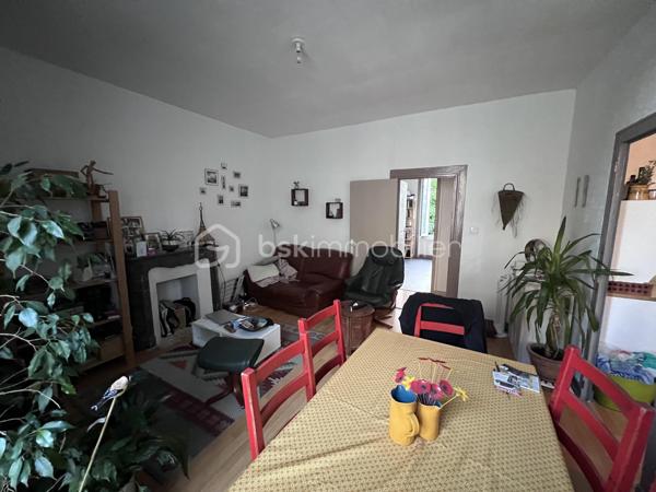 🔑 À VENDRE – Spacieux  T4 de 88,15 m² – Fougères
Découvrez cet appartement T4 idéalement agencé de 88,15 m², situé au 1er étage d'une petite copropriété calme de seulement 4 lots, au cœur du quartier prisé et paisible de Bonabry.
Un bien chaleureux, parfait pour une résidence principale ou un investissement pérenne (locataire déjà en place avec loyer de 705€ / mois hors charges avec bail courant jusqu'au 02/05/2028), bénéficiant de très nombreux travaux récents pour une sérénité absolue !
✨ Agencement & Prestations :
•	Entrée / Couloir : 6 m² desservant parfaitement l'ensemble des pièces.
•	Pièce de vie / Salon-Séjour : Belle pièce lumineuse de 18 m² avec cheminée.
•	Cuisine équipée : 11 m² avec four et plaque électrique 4 foyers. (Potentiel d'ouverture sur le séjour pour créer un grand espace de vie traversant !)
•	Trois belles chambres :
o	Chambre 1 (16 m²) : Belle vue sur jardin et église.
o	Chambre 2 (14,5 m²) : Avec placard intégré, même vue dégagée.
o	Chambre 3 (13,5 m²) : Vue rue sans vis-à-vis direct (avec cheminée).
•	Salle de bain : 5 m² avec baignoire et placard de rangement.
•	WC séparés : 2 m².
•	Annexes & Équipements : Fibre optique installée et cave commune.
🛠️ Des rénovations majeures déjà réalisées (2025 - 2026) :
Aucun gros travail à prévoir, la copropriété et le logement ont été soigneusement entretenus :
•	Isolation & Chauffage : Fenêtres en double vitrage neuves (2025), robinets thermostatiques pour une régulation optimale (2025), chaudière gaz entretenue régulièrement (entretien 2026 effectué).
•	Conformité & Réseaux : Électricité remise aux normes avec compteur neuf (2025), compteur d'eau individuel installé (2025).
•	Copropriété & Sécurité : Parties communes refaites à neuf (2025), garde-corps modifiés et mis aux normes (2025), peintures récentes (2025).
📍 Localisation :
Situé dans le quartier calme et résidentiel de Bonabry à Fougères, cet appartement vous permettra de profiter d'un cadre de vie agréable, proche des commerces, écoles et transports.
📲 Pour plus de renseignements, obtenir des photos complémentaires ou planifier une visite, contactez-moi dès maintenant !