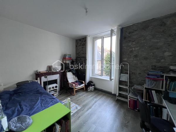 🔑 À VENDRE – Spacieux  T4 de 88,15 m² – Fougères
Découvrez cet appartement T4 idéalement agencé de 88,15 m², situé au 1er étage d'une petite copropriété calme de seulement 4 lots, au cœur du quartier prisé et paisible de Bonabry.
Un bien chaleureux, parfait pour une résidence principale ou un investissement pérenne (locataire déjà en place avec loyer de 705€ / mois hors charges avec bail courant jusqu'au 02/05/2028), bénéficiant de très nombreux travaux récents pour une sérénité absolue !
✨ Agencement & Prestations :
•	Entrée / Couloir : 6 m² desservant parfaitement l'ensemble des pièces.
•	Pièce de vie / Salon-Séjour : Belle pièce lumineuse de 18 m² avec cheminée.
•	Cuisine équipée : 11 m² avec four et plaque électrique 4 foyers. (Potentiel d'ouverture sur le séjour pour créer un grand espace de vie traversant !)
•	Trois belles chambres :
o	Chambre 1 (16 m²) : Belle vue sur jardin et église.
o	Chambre 2 (14,5 m²) : Avec placard intégré, même vue dégagée.
o	Chambre 3 (13,5 m²) : Vue rue sans vis-à-vis direct (avec cheminée).
•	Salle de bain : 5 m² avec baignoire et placard de rangement.
•	WC séparés : 2 m².
•	Annexes & Équipements : Fibre optique installée et cave commune.
🛠️ Des rénovations majeures déjà réalisées (2025 - 2026) :
Aucun gros travail à prévoir, la copropriété et le logement ont été soigneusement entretenus :
•	Isolation & Chauffage : Fenêtres en double vitrage neuves (2025), robinets thermostatiques pour une régulation optimale (2025), chaudière gaz entretenue régulièrement (entretien 2026 effectué).
•	Conformité & Réseaux : Électricité remise aux normes avec compteur neuf (2025), compteur d'eau individuel installé (2025).
•	Copropriété & Sécurité : Parties communes refaites à neuf (2025), garde-corps modifiés et mis aux normes (2025), peintures récentes (2025).
📍 Localisation :
Situé dans le quartier calme et résidentiel de Bonabry à Fougères, cet appartement vous permettra de profiter d'un cadre de vie agréable, proche des commerces, écoles et transports.
📲 Pour plus de renseignements, obtenir des photos complémentaires ou planifier une visite, contactez-moi dès maintenant !