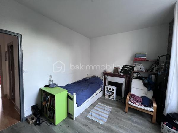 🔑 À VENDRE – Spacieux  T4 de 88,15 m² – Fougères
Découvrez cet appartement T4 idéalement agencé de 88,15 m², situé au 1er étage d'une petite copropriété calme de seulement 4 lots, au cœur du quartier prisé et paisible de Bonabry.
Un bien chaleureux, parfait pour une résidence principale ou un investissement pérenne (locataire déjà en place avec loyer de 705€ / mois hors charges avec bail courant jusqu'au 02/05/2028), bénéficiant de très nombreux travaux récents pour une sérénité absolue !
✨ Agencement & Prestations :
•	Entrée / Couloir : 6 m² desservant parfaitement l'ensemble des pièces.
•	Pièce de vie / Salon-Séjour : Belle pièce lumineuse de 18 m² avec cheminée.
•	Cuisine équipée : 11 m² avec four et plaque électrique 4 foyers. (Potentiel d'ouverture sur le séjour pour créer un grand espace de vie traversant !)
•	Trois belles chambres :
o	Chambre 1 (16 m²) : Belle vue sur jardin et église.
o	Chambre 2 (14,5 m²) : Avec placard intégré, même vue dégagée.
o	Chambre 3 (13,5 m²) : Vue rue sans vis-à-vis direct (avec cheminée).
•	Salle de bain : 5 m² avec baignoire et placard de rangement.
•	WC séparés : 2 m².
•	Annexes & Équipements : Fibre optique installée et cave commune.
🛠️ Des rénovations majeures déjà réalisées (2025 - 2026) :
Aucun gros travail à prévoir, la copropriété et le logement ont été soigneusement entretenus :
•	Isolation & Chauffage : Fenêtres en double vitrage neuves (2025), robinets thermostatiques pour une régulation optimale (2025), chaudière gaz entretenue régulièrement (entretien 2026 effectué).
•	Conformité & Réseaux : Électricité remise aux normes avec compteur neuf (2025), compteur d'eau individuel installé (2025).
•	Copropriété & Sécurité : Parties communes refaites à neuf (2025), garde-corps modifiés et mis aux normes (2025), peintures récentes (2025).
📍 Localisation :
Situé dans le quartier calme et résidentiel de Bonabry à Fougères, cet appartement vous permettra de profiter d'un cadre de vie agréable, proche des commerces, écoles et transports.
📲 Pour plus de renseignements, obtenir des photos complémentaires ou planifier une visite, contactez-moi dès maintenant !