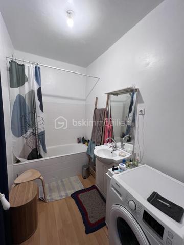 🔑 À VENDRE – Spacieux  T4 de 88,15 m² – Fougères
Découvrez cet appartement T4 idéalement agencé de 88,15 m², situé au 1er étage d'une petite copropriété calme de seulement 4 lots, au cœur du quartier prisé et paisible de Bonabry.
Un bien chaleureux, parfait pour une résidence principale ou un investissement pérenne (locataire déjà en place avec loyer de 705€ / mois hors charges avec bail courant jusqu'au 02/05/2028), bénéficiant de très nombreux travaux récents pour une sérénité absolue !
✨ Agencement & Prestations :
•	Entrée / Couloir : 6 m² desservant parfaitement l'ensemble des pièces.
•	Pièce de vie / Salon-Séjour : Belle pièce lumineuse de 18 m² avec cheminée.
•	Cuisine équipée : 11 m² avec four et plaque électrique 4 foyers. (Potentiel d'ouverture sur le séjour pour créer un grand espace de vie traversant !)
•	Trois belles chambres :
o	Chambre 1 (16 m²) : Belle vue sur jardin et église.
o	Chambre 2 (14,5 m²) : Avec placard intégré, même vue dégagée.
o	Chambre 3 (13,5 m²) : Vue rue sans vis-à-vis direct (avec cheminée).
•	Salle de bain : 5 m² avec baignoire et placard de rangement.
•	WC séparés : 2 m².
•	Annexes & Équipements : Fibre optique installée et cave commune.
🛠️ Des rénovations majeures déjà réalisées (2025 - 2026) :
Aucun gros travail à prévoir, la copropriété et le logement ont été soigneusement entretenus :
•	Isolation & Chauffage : Fenêtres en double vitrage neuves (2025), robinets thermostatiques pour une régulation optimale (2025), chaudière gaz entretenue régulièrement (entretien 2026 effectué).
•	Conformité & Réseaux : Électricité remise aux normes avec compteur neuf (2025), compteur d'eau individuel installé (2025).
•	Copropriété & Sécurité : Parties communes refaites à neuf (2025), garde-corps modifiés et mis aux normes (2025), peintures récentes (2025).
📍 Localisation :
Situé dans le quartier calme et résidentiel de Bonabry à Fougères, cet appartement vous permettra de profiter d'un cadre de vie agréable, proche des commerces, écoles et transports.
📲 Pour plus de renseignements, obtenir des photos complémentaires ou planifier une visite, contactez-moi dès maintenant !