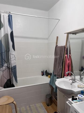🔑 À VENDRE – Spacieux  T4 de 88,15 m² – Fougères
Découvrez cet appartement T4 idéalement agencé de 88,15 m², situé au 1er étage d'une petite copropriété calme de seulement 4 lots, au cœur du quartier prisé et paisible de Bonabry.
Un bien chaleureux, parfait pour une résidence principale ou un investissement pérenne (locataire déjà en place avec loyer de 705€ / mois hors charges avec bail courant jusqu'au 02/05/2028), bénéficiant de très nombreux travaux récents pour une sérénité absolue !
✨ Agencement & Prestations :
•	Entrée / Couloir : 6 m² desservant parfaitement l'ensemble des pièces.
•	Pièce de vie / Salon-Séjour : Belle pièce lumineuse de 18 m² avec cheminée.
•	Cuisine équipée : 11 m² avec four et plaque électrique 4 foyers. (Potentiel d'ouverture sur le séjour pour créer un grand espace de vie traversant !)
•	Trois belles chambres :
o	Chambre 1 (16 m²) : Belle vue sur jardin et église.
o	Chambre 2 (14,5 m²) : Avec placard intégré, même vue dégagée.
o	Chambre 3 (13,5 m²) : Vue rue sans vis-à-vis direct (avec cheminée).
•	Salle de bain : 5 m² avec baignoire et placard de rangement.
•	WC séparés : 2 m².
•	Annexes & Équipements : Fibre optique installée et cave commune.
🛠️ Des rénovations majeures déjà réalisées (2025 - 2026) :
Aucun gros travail à prévoir, la copropriété et le logement ont été soigneusement entretenus :
•	Isolation & Chauffage : Fenêtres en double vitrage neuves (2025), robinets thermostatiques pour une régulation optimale (2025), chaudière gaz entretenue régulièrement (entretien 2026 effectué).
•	Conformité & Réseaux : Électricité remise aux normes avec compteur neuf (2025), compteur d'eau individuel installé (2025).
•	Copropriété & Sécurité : Parties communes refaites à neuf (2025), garde-corps modifiés et mis aux normes (2025), peintures récentes (2025).
📍 Localisation :
Situé dans le quartier calme et résidentiel de Bonabry à Fougères, cet appartement vous permettra de profiter d'un cadre de vie agréable, proche des commerces, écoles et transports.
📲 Pour plus de renseignements, obtenir des photos complémentaires ou planifier une visite, contactez-moi dès maintenant !