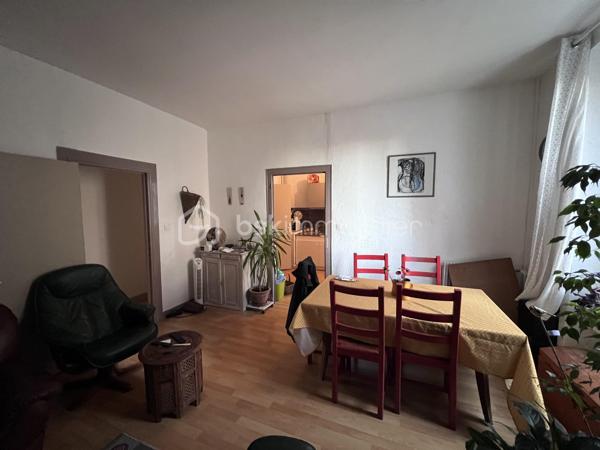 🔑 À VENDRE – Spacieux  T4 de 88,15 m² – Fougères
Découvrez cet appartement T4 idéalement agencé de 88,15 m², situé au 1er étage d'une petite copropriété calme de seulement 4 lots, au cœur du quartier prisé et paisible de Bonabry.
Un bien chaleureux, parfait pour une résidence principale ou un investissement pérenne (locataire déjà en place avec loyer de 705€ / mois hors charges avec bail courant jusqu'au 02/05/2028), bénéficiant de très nombreux travaux récents pour une sérénité absolue !
✨ Agencement & Prestations :
•	Entrée / Couloir : 6 m² desservant parfaitement l'ensemble des pièces.
•	Pièce de vie / Salon-Séjour : Belle pièce lumineuse de 18 m² avec cheminée.
•	Cuisine équipée : 11 m² avec four et plaque électrique 4 foyers. (Potentiel d'ouverture sur le séjour pour créer un grand espace de vie traversant !)
•	Trois belles chambres :
o	Chambre 1 (16 m²) : Belle vue sur jardin et église.
o	Chambre 2 (14,5 m²) : Avec placard intégré, même vue dégagée.
o	Chambre 3 (13,5 m²) : Vue rue sans vis-à-vis direct (avec cheminée).
•	Salle de bain : 5 m² avec baignoire et placard de rangement.
•	WC séparés : 2 m².
•	Annexes & Équipements : Fibre optique installée et cave commune.
🛠️ Des rénovations majeures déjà réalisées (2025 - 2026) :
Aucun gros travail à prévoir, la copropriété et le logement ont été soigneusement entretenus :
•	Isolation & Chauffage : Fenêtres en double vitrage neuves (2025), robinets thermostatiques pour une régulation optimale (2025), chaudière gaz entretenue régulièrement (entretien 2026 effectué).
•	Conformité & Réseaux : Électricité remise aux normes avec compteur neuf (2025), compteur d'eau individuel installé (2025).
•	Copropriété & Sécurité : Parties communes refaites à neuf (2025), garde-corps modifiés et mis aux normes (2025), peintures récentes (2025).
📍 Localisation :
Situé dans le quartier calme et résidentiel de Bonabry à Fougères, cet appartement vous permettra de profiter d'un cadre de vie agréable, proche des commerces, écoles et transports.
📲 Pour plus de renseignements, obtenir des photos complémentaires ou planifier une visite, contactez-moi dès maintenant !