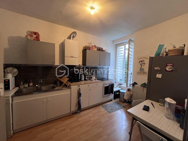 🔑 À VENDRE – Spacieux  T4 de 88,15 m² – Fougères
Découvrez cet appartement T4 idéalement agencé de 88,15 m², situé au 1er étage d'une petite copropriété calme de seulement 4 lots, au cœur du quartier prisé et paisible de Bonabry.
Un bien chaleureux, parfait pour une résidence principale ou un investissement pérenne (locataire déjà en place avec loyer de 705€ / mois hors charges avec bail courant jusqu'au 02/05/2028), bénéficiant de très nombreux travaux récents pour une sérénité absolue !
✨ Agencement & Prestations :
•	Entrée / Couloir : 6 m² desservant parfaitement l'ensemble des pièces.
•	Pièce de vie / Salon-Séjour : Belle pièce lumineuse de 18 m² avec cheminée.
•	Cuisine équipée : 11 m² avec four et plaque électrique 4 foyers. (Potentiel d'ouverture sur le séjour pour créer un grand espace de vie traversant !)
•	Trois belles chambres :
o	Chambre 1 (16 m²) : Belle vue sur jardin et église.
o	Chambre 2 (14,5 m²) : Avec placard intégré, même vue dégagée.
o	Chambre 3 (13,5 m²) : Vue rue sans vis-à-vis direct (avec cheminée).
•	Salle de bain : 5 m² avec baignoire et placard de rangement.
•	WC séparés : 2 m².
•	Annexes & Équipements : Fibre optique installée et cave commune.
🛠️ Des rénovations majeures déjà réalisées (2025 - 2026) :
Aucun gros travail à prévoir, la copropriété et le logement ont été soigneusement entretenus :
•	Isolation & Chauffage : Fenêtres en double vitrage neuves (2025), robinets thermostatiques pour une régulation optimale (2025), chaudière gaz entretenue régulièrement (entretien 2026 effectué).
•	Conformité & Réseaux : Électricité remise aux normes avec compteur neuf (2025), compteur d'eau individuel installé (2025).
•	Copropriété & Sécurité : Parties communes refaites à neuf (2025), garde-corps modifiés et mis aux normes (2025), peintures récentes (2025).
📍 Localisation :
Situé dans le quartier calme et résidentiel de Bonabry à Fougères, cet appartement vous permettra de profiter d'un cadre de vie agréable, proche des commerces, écoles et transports.
📲 Pour plus de renseignements, obtenir des photos complémentaires ou planifier une visite, contactez-moi dès maintenant !