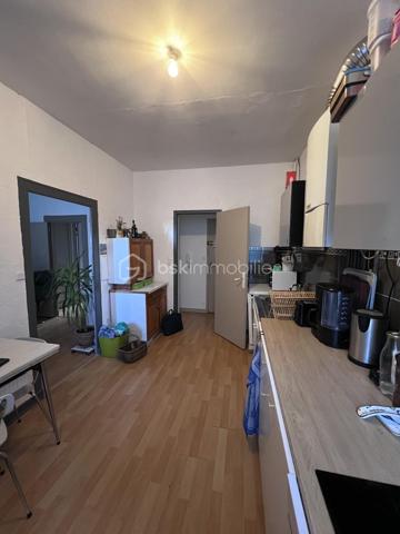 🔑 À VENDRE – Spacieux  T4 de 88,15 m² – Fougères
Découvrez cet appartement T4 idéalement agencé de 88,15 m², situé au 1er étage d'une petite copropriété calme de seulement 4 lots, au cœur du quartier prisé et paisible de Bonabry.
Un bien chaleureux, parfait pour une résidence principale ou un investissement pérenne (locataire déjà en place avec loyer de 705€ / mois hors charges avec bail courant jusqu'au 02/05/2028), bénéficiant de très nombreux travaux récents pour une sérénité absolue !
✨ Agencement & Prestations :
•	Entrée / Couloir : 6 m² desservant parfaitement l'ensemble des pièces.
•	Pièce de vie / Salon-Séjour : Belle pièce lumineuse de 18 m² avec cheminée.
•	Cuisine équipée : 11 m² avec four et plaque électrique 4 foyers. (Potentiel d'ouverture sur le séjour pour créer un grand espace de vie traversant !)
•	Trois belles chambres :
o	Chambre 1 (16 m²) : Belle vue sur jardin et église.
o	Chambre 2 (14,5 m²) : Avec placard intégré, même vue dégagée.
o	Chambre 3 (13,5 m²) : Vue rue sans vis-à-vis direct (avec cheminée).
•	Salle de bain : 5 m² avec baignoire et placard de rangement.
•	WC séparés : 2 m².
•	Annexes & Équipements : Fibre optique installée et cave commune.
🛠️ Des rénovations majeures déjà réalisées (2025 - 2026) :
Aucun gros travail à prévoir, la copropriété et le logement ont été soigneusement entretenus :
•	Isolation & Chauffage : Fenêtres en double vitrage neuves (2025), robinets thermostatiques pour une régulation optimale (2025), chaudière gaz entretenue régulièrement (entretien 2026 effectué).
•	Conformité & Réseaux : Électricité remise aux normes avec compteur neuf (2025), compteur d'eau individuel installé (2025).
•	Copropriété & Sécurité : Parties communes refaites à neuf (2025), garde-corps modifiés et mis aux normes (2025), peintures récentes (2025).
📍 Localisation :
Situé dans le quartier calme et résidentiel de Bonabry à Fougères, cet appartement vous permettra de profiter d'un cadre de vie agréable, proche des commerces, écoles et transports.
📲 Pour plus de renseignements, obtenir des photos complémentaires ou planifier une visite, contactez-moi dès maintenant !
