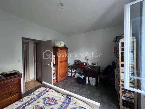 🔑 À VENDRE – Spacieux  T4 de 88,15 m² – Fougères
Découvrez cet appartement T4 idéalement agencé de 88,15 m², situé au 1er étage d'une petite copropriété calme de seulement 4 lots, au cœur du quartier prisé et paisible de Bonabry.
Un bien chaleureux, parfait pour une résidence principale ou un investissement pérenne (locataire déjà en place avec loyer de 705€ / mois hors charges avec bail courant jusqu'au 02/05/2028), bénéficiant de très nombreux travaux récents pour une sérénité absolue !
✨ Agencement & Prestations :
•	Entrée / Couloir : 6 m² desservant parfaitement l'ensemble des pièces.
•	Pièce de vie / Salon-Séjour : Belle pièce lumineuse de 18 m² avec cheminée.
•	Cuisine équipée : 11 m² avec four et plaque électrique 4 foyers. (Potentiel d'ouverture sur le séjour pour créer un grand espace de vie traversant !)
•	Trois belles chambres :
o	Chambre 1 (16 m²) : Belle vue sur jardin et église.
o	Chambre 2 (14,5 m²) : Avec placard intégré, même vue dégagée.
o	Chambre 3 (13,5 m²) : Vue rue sans vis-à-vis direct (avec cheminée).
•	Salle de bain : 5 m² avec baignoire et placard de rangement.
•	WC séparés : 2 m².
•	Annexes & Équipements : Fibre optique installée et cave commune.
🛠️ Des rénovations majeures déjà réalisées (2025 - 2026) :
Aucun gros travail à prévoir, la copropriété et le logement ont été soigneusement entretenus :
•	Isolation & Chauffage : Fenêtres en double vitrage neuves (2025), robinets thermostatiques pour une régulation optimale (2025), chaudière gaz entretenue régulièrement (entretien 2026 effectué).
•	Conformité & Réseaux : Électricité remise aux normes avec compteur neuf (2025), compteur d'eau individuel installé (2025).
•	Copropriété & Sécurité : Parties communes refaites à neuf (2025), garde-corps modifiés et mis aux normes (2025), peintures récentes (2025).
📍 Localisation :
Situé dans le quartier calme et résidentiel de Bonabry à Fougères, cet appartement vous permettra de profiter d'un cadre de vie agréable, proche des commerces, écoles et transports.
📲 Pour plus de renseignements, obtenir des photos complémentaires ou planifier une visite, contactez-moi dès maintenant !