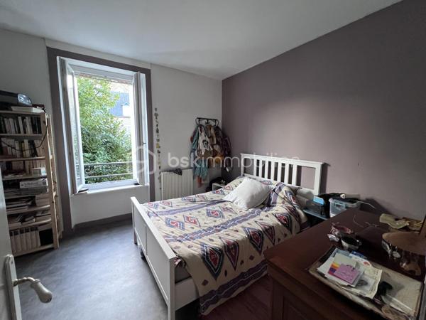 🔑 À VENDRE – Spacieux  T4 de 88,15 m² – Fougères
Découvrez cet appartement T4 idéalement agencé de 88,15 m², situé au 1er étage d'une petite copropriété calme de seulement 4 lots, au cœur du quartier prisé et paisible de Bonabry.
Un bien chaleureux, parfait pour une résidence principale ou un investissement pérenne (locataire déjà en place avec loyer de 705€ / mois hors charges avec bail courant jusqu'au 02/05/2028), bénéficiant de très nombreux travaux récents pour une sérénité absolue !
✨ Agencement & Prestations :
•	Entrée / Couloir : 6 m² desservant parfaitement l'ensemble des pièces.
•	Pièce de vie / Salon-Séjour : Belle pièce lumineuse de 18 m² avec cheminée.
•	Cuisine équipée : 11 m² avec four et plaque électrique 4 foyers. (Potentiel d'ouverture sur le séjour pour créer un grand espace de vie traversant !)
•	Trois belles chambres :
o	Chambre 1 (16 m²) : Belle vue sur jardin et église.
o	Chambre 2 (14,5 m²) : Avec placard intégré, même vue dégagée.
o	Chambre 3 (13,5 m²) : Vue rue sans vis-à-vis direct (avec cheminée).
•	Salle de bain : 5 m² avec baignoire et placard de rangement.
•	WC séparés : 2 m².
•	Annexes & Équipements : Fibre optique installée et cave commune.
🛠️ Des rénovations majeures déjà réalisées (2025 - 2026) :
Aucun gros travail à prévoir, la copropriété et le logement ont été soigneusement entretenus :
•	Isolation & Chauffage : Fenêtres en double vitrage neuves (2025), robinets thermostatiques pour une régulation optimale (2025), chaudière gaz entretenue régulièrement (entretien 2026 effectué).
•	Conformité & Réseaux : Électricité remise aux normes avec compteur neuf (2025), compteur d'eau individuel installé (2025).
•	Copropriété & Sécurité : Parties communes refaites à neuf (2025), garde-corps modifiés et mis aux normes (2025), peintures récentes (2025).
📍 Localisation :
Situé dans le quartier calme et résidentiel de Bonabry à Fougères, cet appartement vous permettra de profiter d'un cadre de vie agréable, proche des commerces, écoles et transports.
📲 Pour plus de renseignements, obtenir des photos complémentaires ou planifier une visite, contactez-moi dès maintenant !