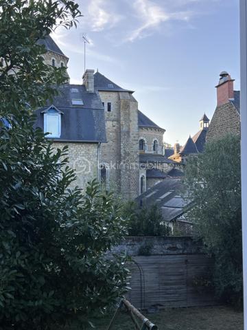 🔑 À VENDRE – Spacieux  T4 de 88,15 m² – Fougères
Découvrez cet appartement T4 idéalement agencé de 88,15 m², situé au 1er étage d'une petite copropriété calme de seulement 4 lots, au cœur du quartier prisé et paisible de Bonabry.
Un bien chaleureux, parfait pour une résidence principale ou un investissement pérenne (locataire déjà en place avec loyer de 705€ / mois hors charges avec bail courant jusqu'au 02/05/2028), bénéficiant de très nombreux travaux récents pour une sérénité absolue !
✨ Agencement & Prestations :
•	Entrée / Couloir : 6 m² desservant parfaitement l'ensemble des pièces.
•	Pièce de vie / Salon-Séjour : Belle pièce lumineuse de 18 m² avec cheminée.
•	Cuisine équipée : 11 m² avec four et plaque électrique 4 foyers. (Potentiel d'ouverture sur le séjour pour créer un grand espace de vie traversant !)
•	Trois belles chambres :
o	Chambre 1 (16 m²) : Belle vue sur jardin et église.
o	Chambre 2 (14,5 m²) : Avec placard intégré, même vue dégagée.
o	Chambre 3 (13,5 m²) : Vue rue sans vis-à-vis direct (avec cheminée).
•	Salle de bain : 5 m² avec baignoire et placard de rangement.
•	WC séparés : 2 m².
•	Annexes & Équipements : Fibre optique installée et cave commune.
🛠️ Des rénovations majeures déjà réalisées (2025 - 2026) :
Aucun gros travail à prévoir, la copropriété et le logement ont été soigneusement entretenus :
•	Isolation & Chauffage : Fenêtres en double vitrage neuves (2025), robinets thermostatiques pour une régulation optimale (2025), chaudière gaz entretenue régulièrement (entretien 2026 effectué).
•	Conformité & Réseaux : Électricité remise aux normes avec compteur neuf (2025), compteur d'eau individuel installé (2025).
•	Copropriété & Sécurité : Parties communes refaites à neuf (2025), garde-corps modifiés et mis aux normes (2025), peintures récentes (2025).
📍 Localisation :
Situé dans le quartier calme et résidentiel de Bonabry à Fougères, cet appartement vous permettra de profiter d'un cadre de vie agréable, proche des commerces, écoles et transports.
📲 Pour plus de renseignements, obtenir des photos complémentaires ou planifier une visite, contactez-moi dès maintenant !
