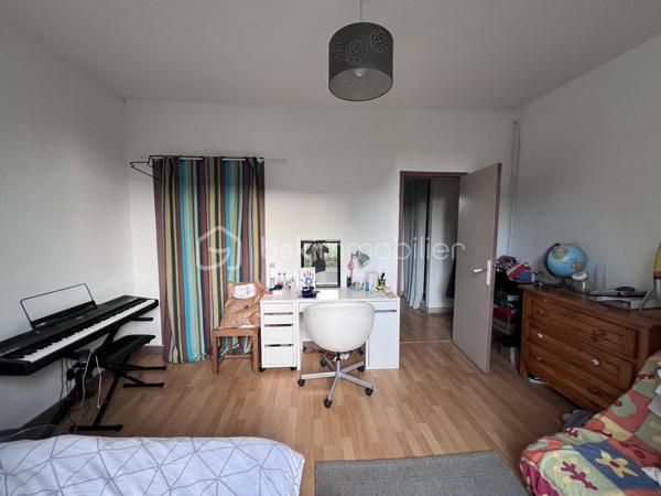 🔑 À VENDRE – Spacieux  T4 de 88,15 m² – Fougères
Découvrez cet appartement T4 idéalement agencé de 88,15 m², situé au 1er étage d'une petite copropriété calme de seulement 4 lots, au cœur du quartier prisé et paisible de Bonabry.
Un bien chaleureux, parfait pour une résidence principale ou un investissement pérenne (locataire déjà en place avec loyer de 705€ / mois hors charges avec bail courant jusqu'au 02/05/2028), bénéficiant de très nombreux travaux récents pour une sérénité absolue !
✨ Agencement & Prestations :
•	Entrée / Couloir : 6 m² desservant parfaitement l'ensemble des pièces.
•	Pièce de vie / Salon-Séjour : Belle pièce lumineuse de 18 m² avec cheminée.
•	Cuisine équipée : 11 m² avec four et plaque électrique 4 foyers. (Potentiel d'ouverture sur le séjour pour créer un grand espace de vie traversant !)
•	Trois belles chambres :
o	Chambre 1 (16 m²) : Belle vue sur jardin et église.
o	Chambre 2 (14,5 m²) : Avec placard intégré, même vue dégagée.
o	Chambre 3 (13,5 m²) : Vue rue sans vis-à-vis direct (avec cheminée).
•	Salle de bain : 5 m² avec baignoire et placard de rangement.
•	WC séparés : 2 m².
•	Annexes & Équipements : Fibre optique installée et cave commune.
🛠️ Des rénovations majeures déjà réalisées (2025 - 2026) :
Aucun gros travail à prévoir, la copropriété et le logement ont été soigneusement entretenus :
•	Isolation & Chauffage : Fenêtres en double vitrage neuves (2025), robinets thermostatiques pour une régulation optimale (2025), chaudière gaz entretenue régulièrement (entretien 2026 effectué).
•	Conformité & Réseaux : Électricité remise aux normes avec compteur neuf (2025), compteur d'eau individuel installé (2025).
•	Copropriété & Sécurité : Parties communes refaites à neuf (2025), garde-corps modifiés et mis aux normes (2025), peintures récentes (2025).
📍 Localisation :
Situé dans le quartier calme et résidentiel de Bonabry à Fougères, cet appartement vous permettra de profiter d'un cadre de vie agréable, proche des commerces, écoles et transports.
📲 Pour plus de renseignements, obtenir des photos complémentaires ou planifier une visite, contactez-moi dès maintenant !