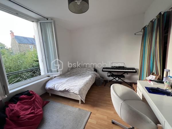 🔑 À VENDRE – Spacieux  T4 de 88,15 m² – Fougères
Découvrez cet appartement T4 idéalement agencé de 88,15 m², situé au 1er étage d'une petite copropriété calme de seulement 4 lots, au cœur du quartier prisé et paisible de Bonabry.
Un bien chaleureux, parfait pour une résidence principale ou un investissement pérenne (locataire déjà en place avec loyer de 705€ / mois hors charges avec bail courant jusqu'au 02/05/2028), bénéficiant de très nombreux travaux récents pour une sérénité absolue !
✨ Agencement & Prestations :
•	Entrée / Couloir : 6 m² desservant parfaitement l'ensemble des pièces.
•	Pièce de vie / Salon-Séjour : Belle pièce lumineuse de 18 m² avec cheminée.
•	Cuisine équipée : 11 m² avec four et plaque électrique 4 foyers. (Potentiel d'ouverture sur le séjour pour créer un grand espace de vie traversant !)
•	Trois belles chambres :
o	Chambre 1 (16 m²) : Belle vue sur jardin et église.
o	Chambre 2 (14,5 m²) : Avec placard intégré, même vue dégagée.
o	Chambre 3 (13,5 m²) : Vue rue sans vis-à-vis direct (avec cheminée).
•	Salle de bain : 5 m² avec baignoire et placard de rangement.
•	WC séparés : 2 m².
•	Annexes & Équipements : Fibre optique installée et cave commune.
🛠️ Des rénovations majeures déjà réalisées (2025 - 2026) :
Aucun gros travail à prévoir, la copropriété et le logement ont été soigneusement entretenus :
•	Isolation & Chauffage : Fenêtres en double vitrage neuves (2025), robinets thermostatiques pour une régulation optimale (2025), chaudière gaz entretenue régulièrement (entretien 2026 effectué).
•	Conformité & Réseaux : Électricité remise aux normes avec compteur neuf (2025), compteur d'eau individuel installé (2025).
•	Copropriété & Sécurité : Parties communes refaites à neuf (2025), garde-corps modifiés et mis aux normes (2025), peintures récentes (2025).
📍 Localisation :
Situé dans le quartier calme et résidentiel de Bonabry à Fougères, cet appartement vous permettra de profiter d'un cadre de vie agréable, proche des commerces, écoles et transports.
📲 Pour plus de renseignements, obtenir des photos complémentaires ou planifier une visite, contactez-moi dès maintenant !