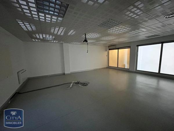 Vente local commercial 836m²