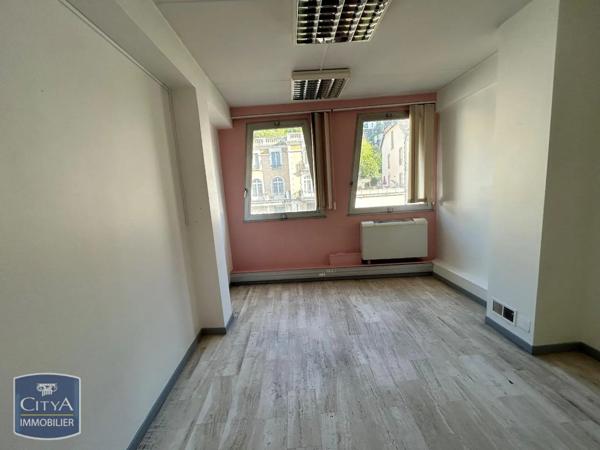 Vente local commercial 836m²