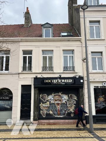 IMMEUBLE avec RDC COMMERCIAL LIBRE et 2 logements loués