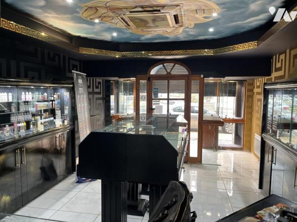 IMMEUBLE avec RDC COMMERCIAL LIBRE et 2 logements loués