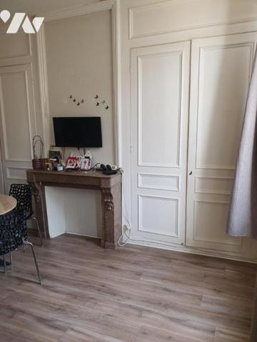 IMMEUBLE avec RDC COMMERCIAL LIBRE et 2 logements loués