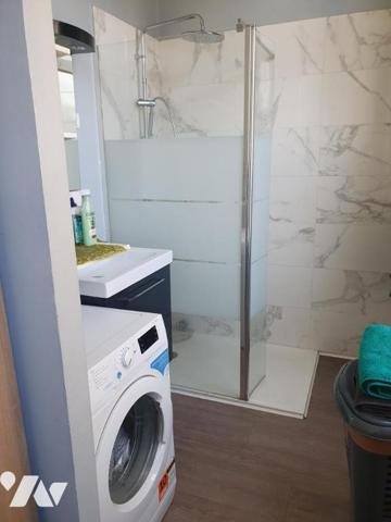 IMMEUBLE avec RDC COMMERCIAL LIBRE et 2 logements loués