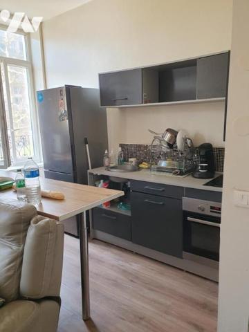 IMMEUBLE avec RDC COMMERCIAL LIBRE et 2 logements loués