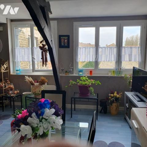 IMMEUBLE avec RDC COMMERCIAL LIBRE et 2 logements loués