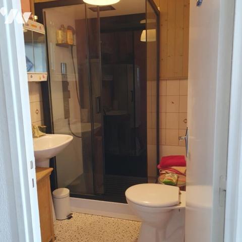 IMMEUBLE avec RDC COMMERCIAL LIBRE et 2 logements loués